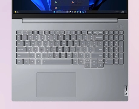 Con un teclado de tamaño completo, la laptop Lenovo ThinkBook 16 Gen 9 ayuda a abordar tareas rápidamente.