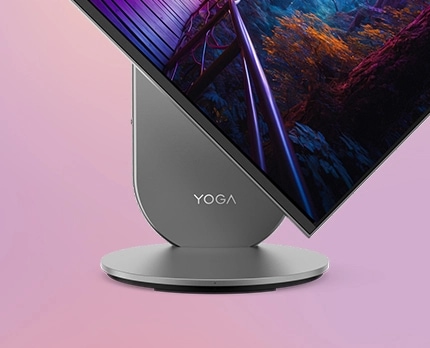 Primer plano del stand de una PC de escritorio Lenovo Yoga AIOi Gen 10, con la pantalla inclinada a 45 grados. 