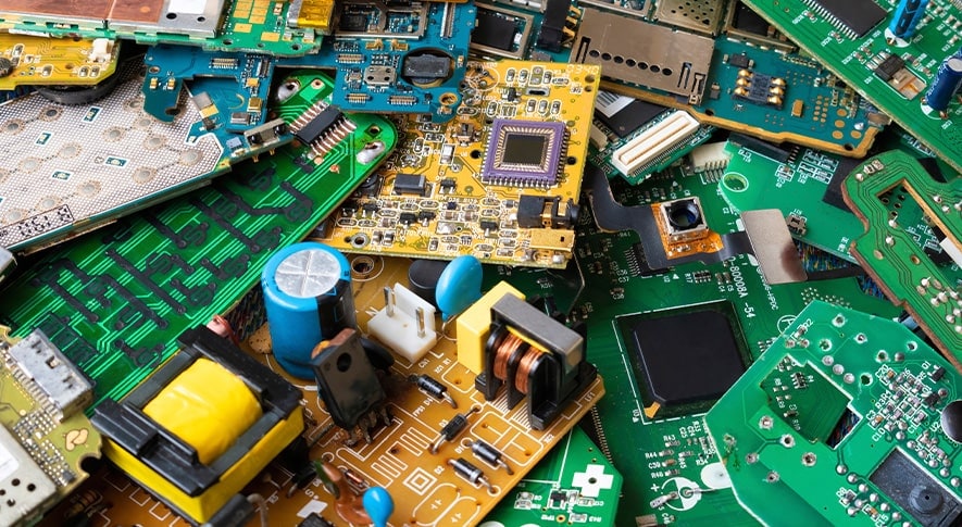 マザーボードの役割とパソコン構成における重要性