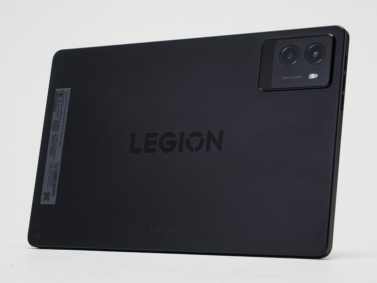 カメラ横あたりに冷却システムが搭載されている。これにより、手に持つ部分は熱くならない