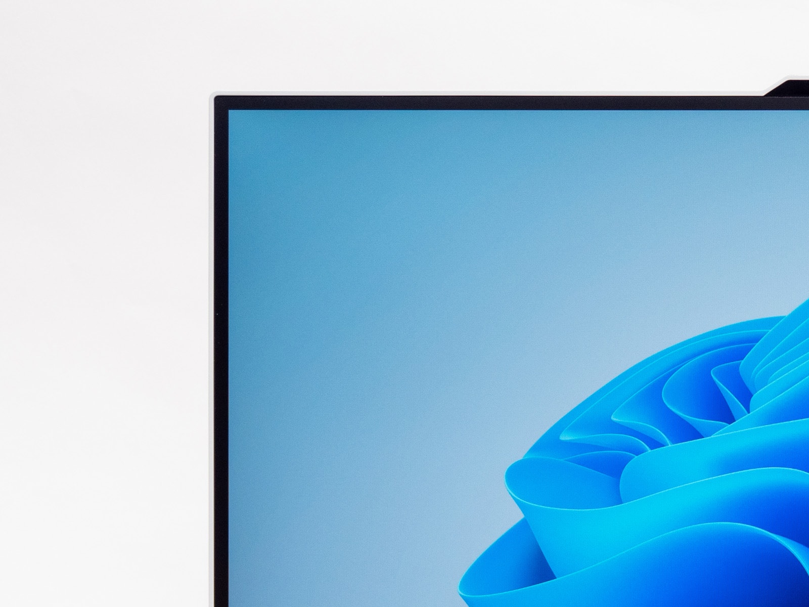 画面周囲の枠が極細のナローベゼル（狭額縁）デザインを採用。すっきりとした洗練された見た目が魅力的