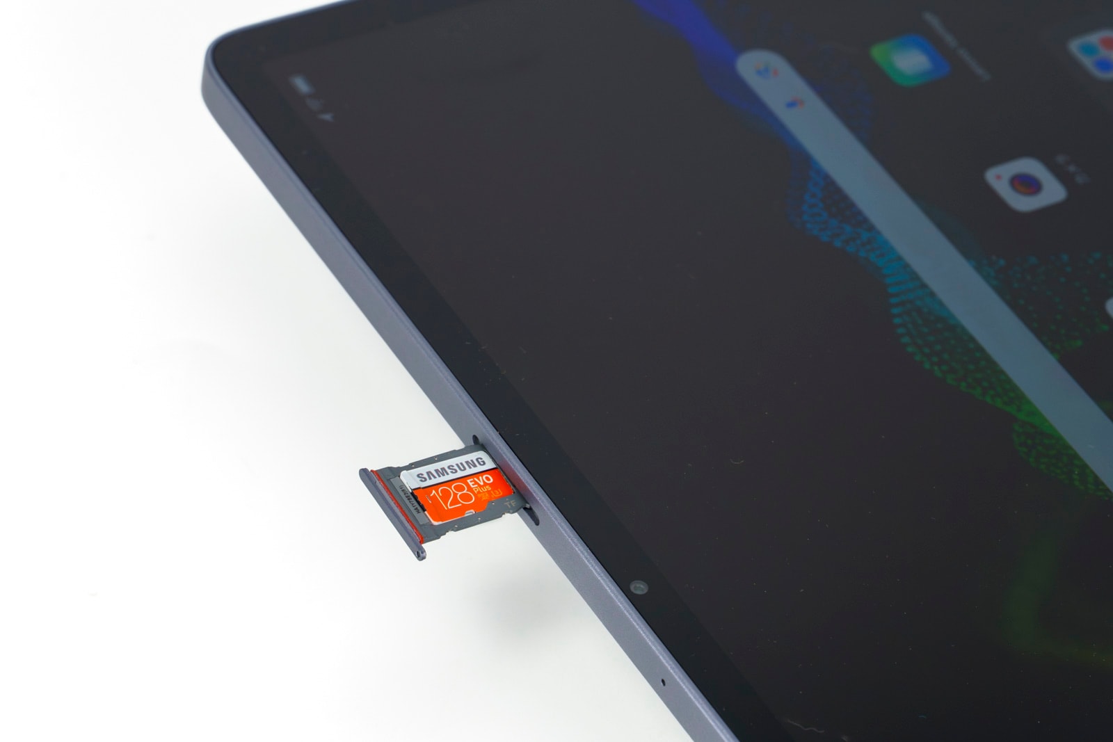 microSDカードは、トレー式なので頻繁に差したり外したりするものではなく、拡張ストレージのように扱うのが便利