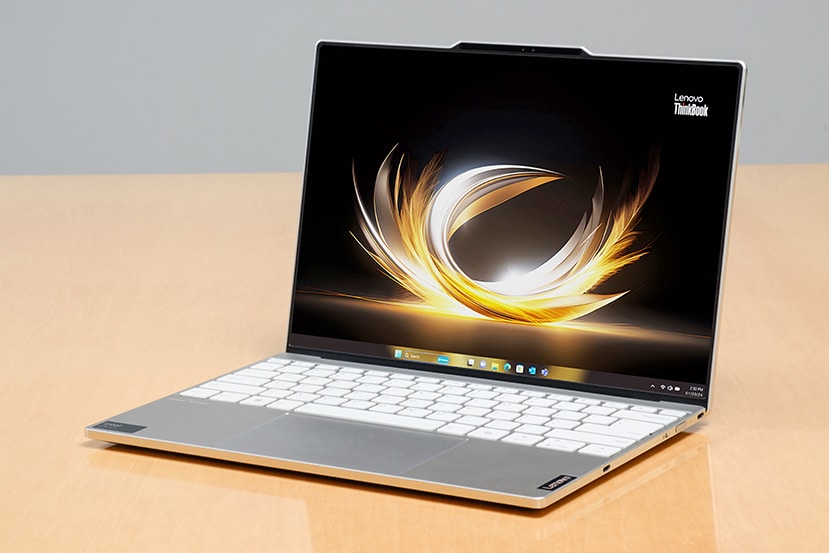 レノボのプレミアムノートPC「ThinkBook 13x Gen4」は、先進的なスペックを持ちながら、重量を最小構成時およそ1.17kgに抑えた持ち運びやすさと、マグネシウム/アルミニウムの金属的な質感が楽しめる同社のプレミアムモデルだ