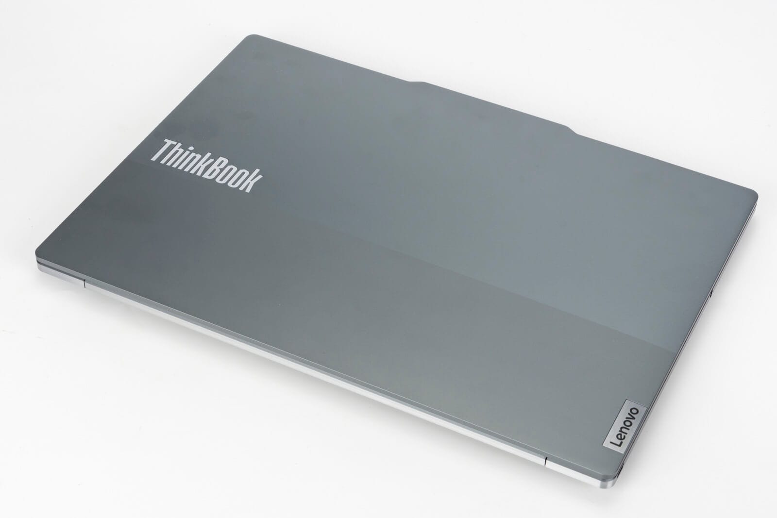 グレーのデュアルトーンのトップカバーには、「ThinkBook」と「Lenovo」のロゴがあしらわれている