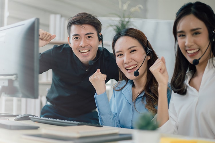 A casually dressed businessman sits on steps alongside his ThinkPad laptop, black laptop carrying case, and a cup of coffee.