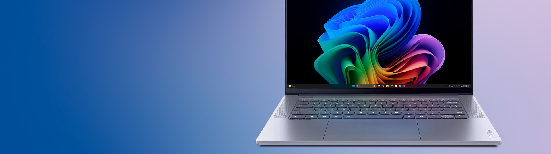 Una notebook Lenovo Yoga 7 en un fondo de color claro.