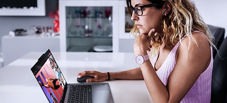 Mujer trabajando con una laptop Lenovo.