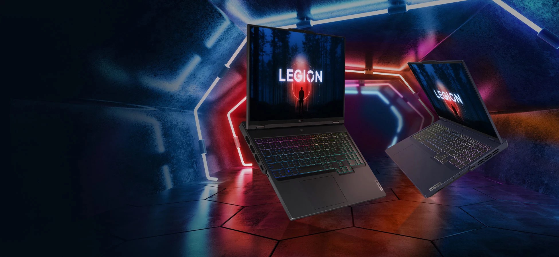 Driekwart aanzicht rechtsvoor van Lenovo Legion Pro 7i-laptop, 130 graden geopend en balancerend op de voorkant, naar linksvoor gerichte Lenovo Legion Pro 5i-laptop, 90 graden geopend en balancerend op de hoek linksvoor.