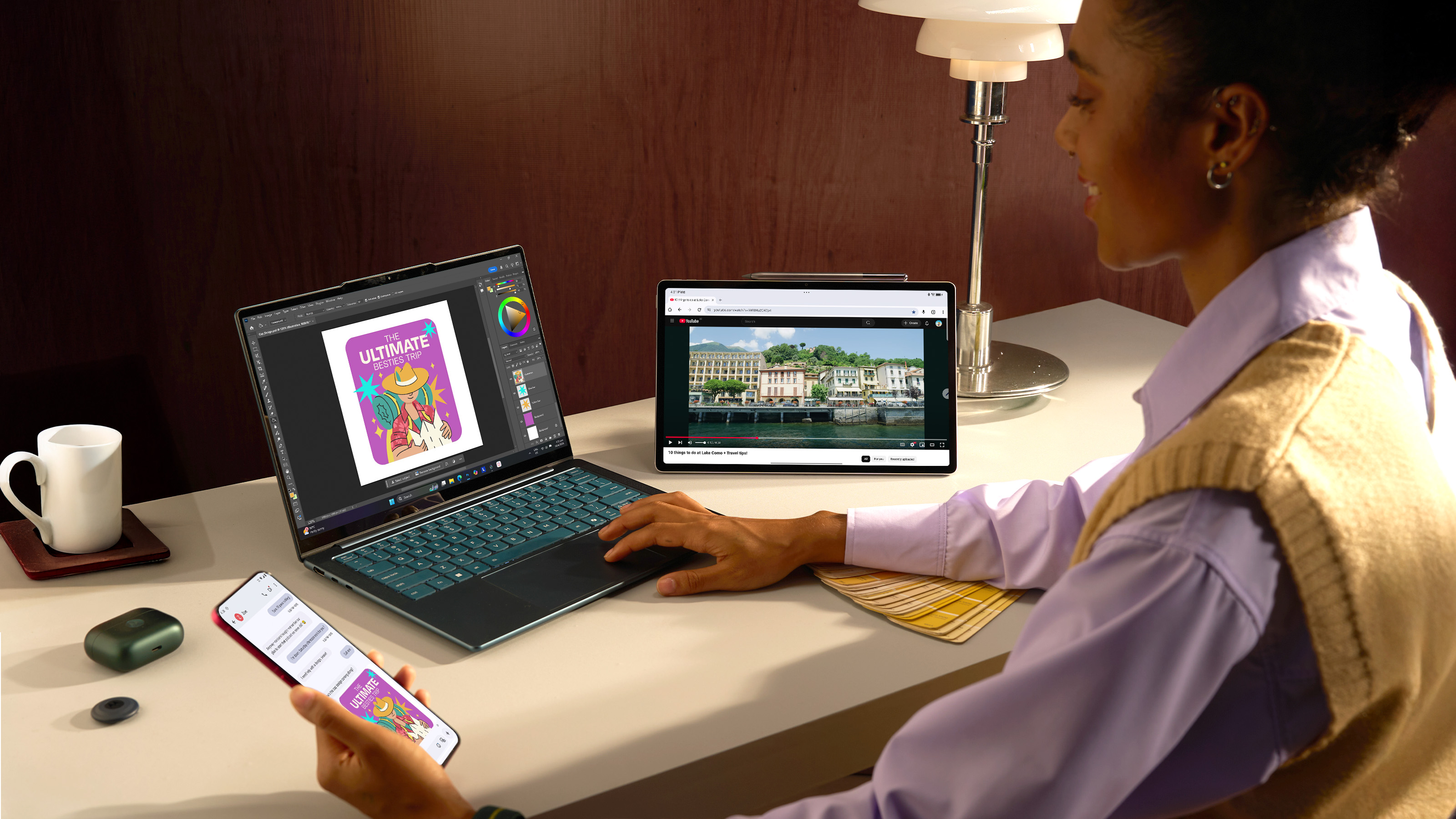 Un ordinateur Yoga de Lenovo affiche une application d’édition d’image tandis qu’une tablette Lenovo Yoga et un téléphone Moto sont placés à proximité, présentant du contenu différent.