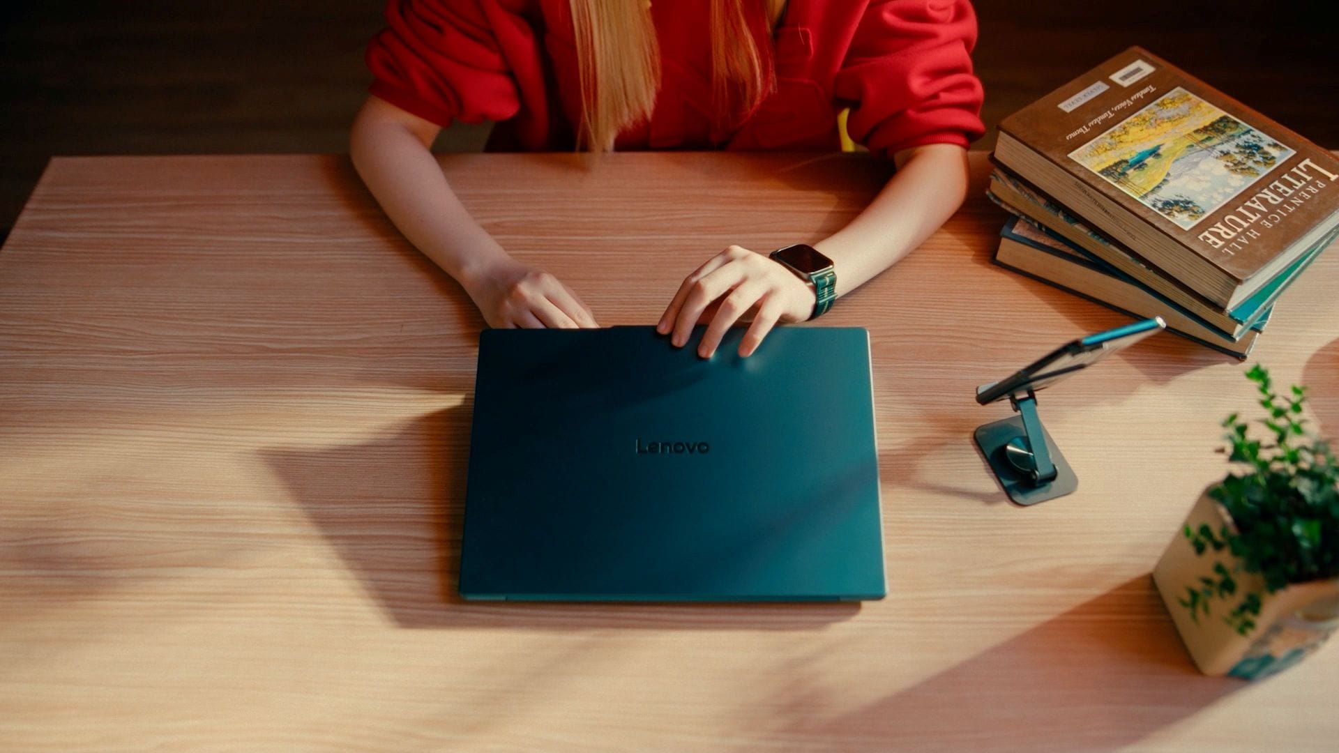 Une femme étend l’écran de son ordinateur Yoga de Lenovo à une tablette Yoga de Lenovo, puis choisit de lier le clavier et la souris pour contrôler son téléphone.