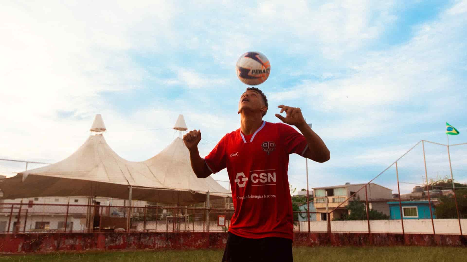 A Gr&ecirc;mio Osasco Audax player balancing a football