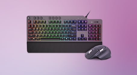 Clavier de jeu Lenovo Legion avec éclairage RVB (rouge, vert, bleu) associé à une souris Logitech grise sur un fond rose dégradé.
