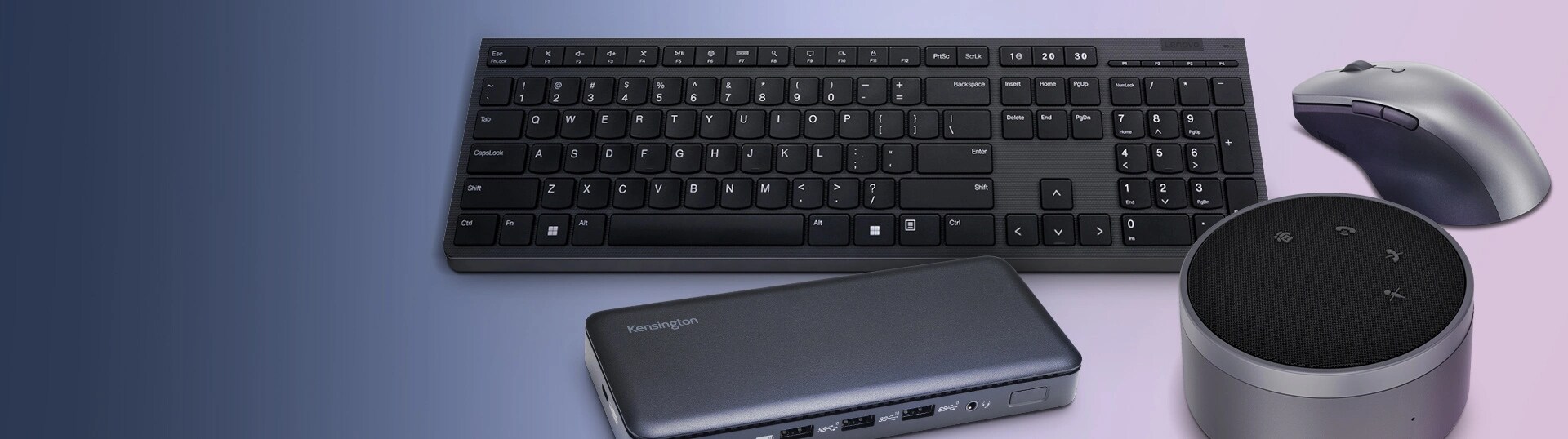 Un haut-parleur avec fil Lenovo Go, un clavier sans fil professionnel Lenovo, une souris lenovo professionnelle Bluetooth rechargeable et une station d’accueil USB-C triple vidéo de 10 Gbit/s sont en arrière-plan.
