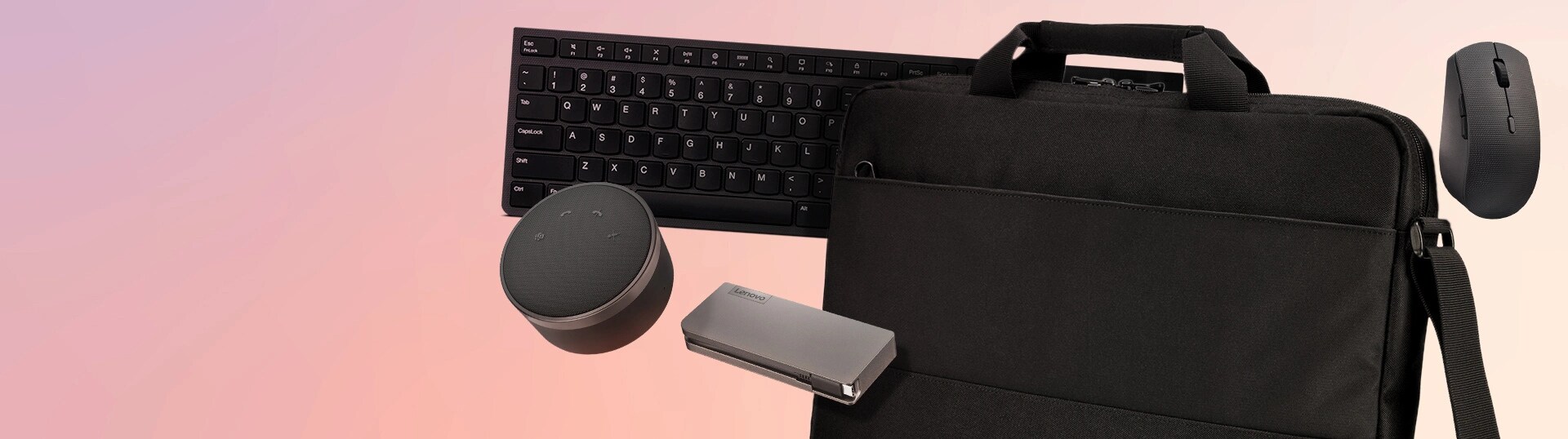 Un haut-parleur filaire Lenovo Go, un ThinkPad de base de 16 pouces avec ouverture sur le dessus, un concentrateur de voyage USB-C alimenté par Lenovo et un ensemble de clavier et souris sans fil rechargeables professionnels de Lenovo sont en vedette en arrière-plan.