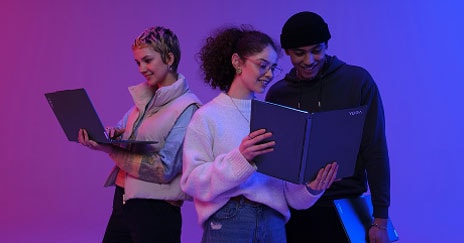 3 étudiants collaborant avec des ordinateurs portables Lenovo sur un fond à dégradé violet