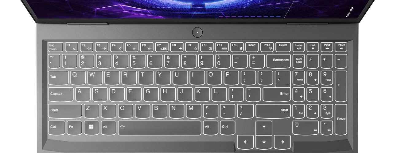 Gros plan Birdseye du clavier Lenovo LOQ 15IRH8 avec le rétroéclairage allumé, un côté blanc et l'autre côté RGB