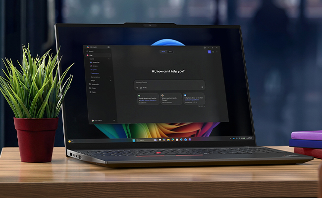 Lenovo ThinkPad E16 Gen 4 (16″ Intel) 筆記型電腦放置在桌上，螢幕上打開 Copilot+ 數碼助理介面，突顯其易用性。