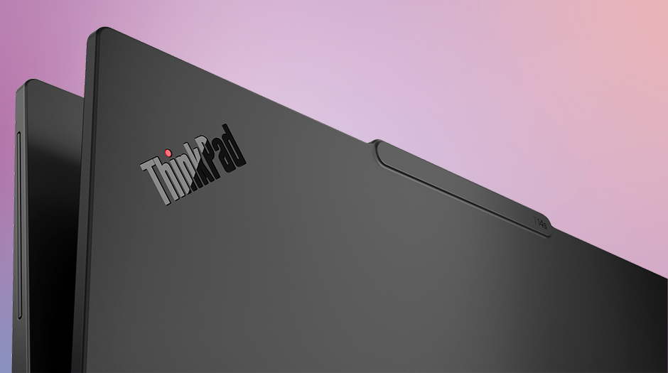 Lenovo ThinkPad T14s Gen 7 (14” Intel) 筆記型電腦的頂蓋角落的特寫圖，展示了 ThinkPad 標誌。