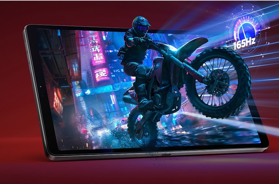 Lenovo Legion Tab Gen 3 affichant un jeu de moto haute vitesse avec une fréquence de rafraîchissement de 165 Hz en évidence.
