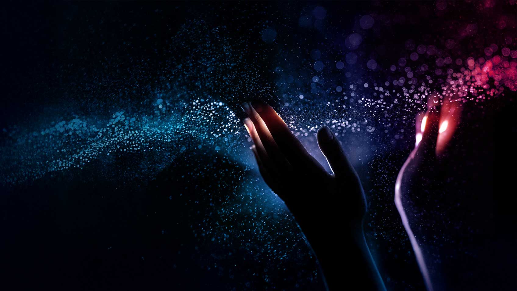 光の球体を両手で包み込む。