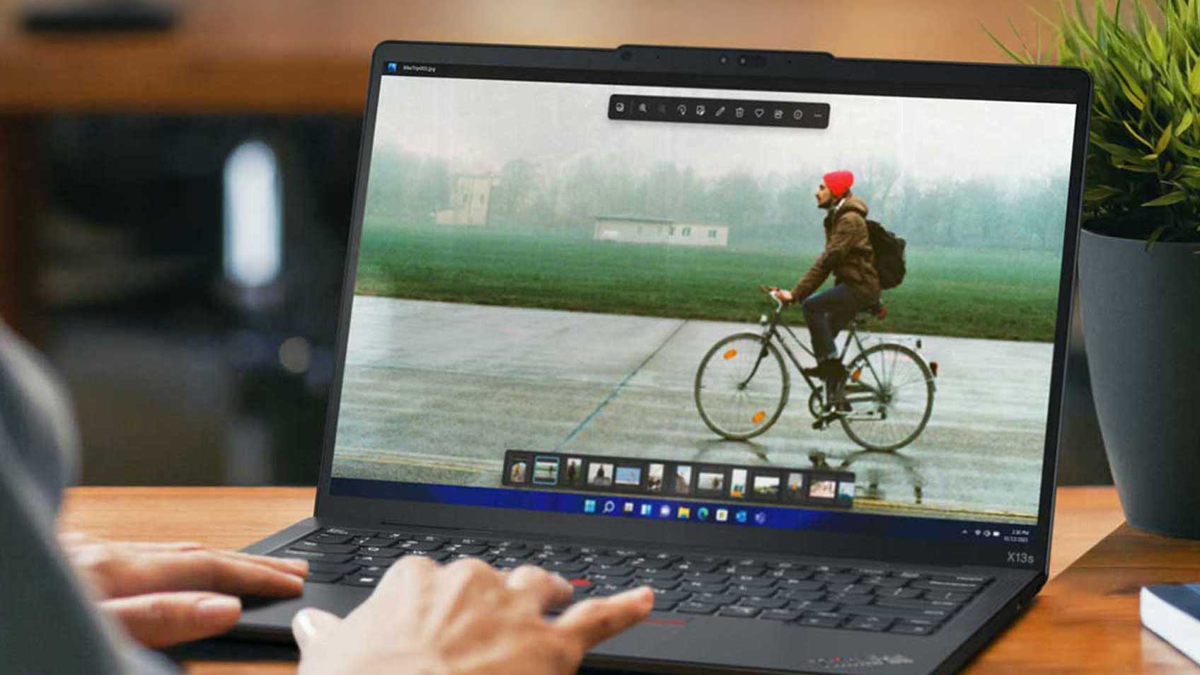 Un écran de portable montrant une vidéo d’un bicylist.