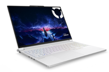 Vue en angle du portable Lenovo Legion 7i en blanc, avec un affichage exceptionnel et un clavier RVB.
