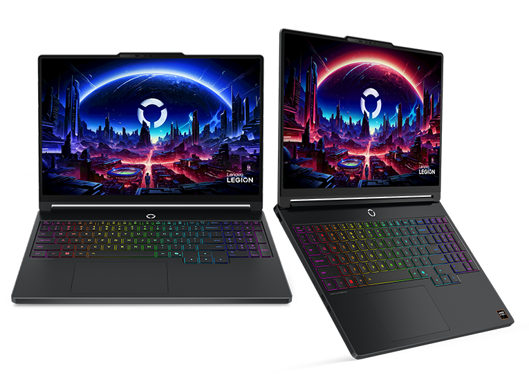 Два игровых ноутбука Lenovo Legion с клавиатурами с RGB-подсветкой стоят рядом; на экранах — фантастические города.
