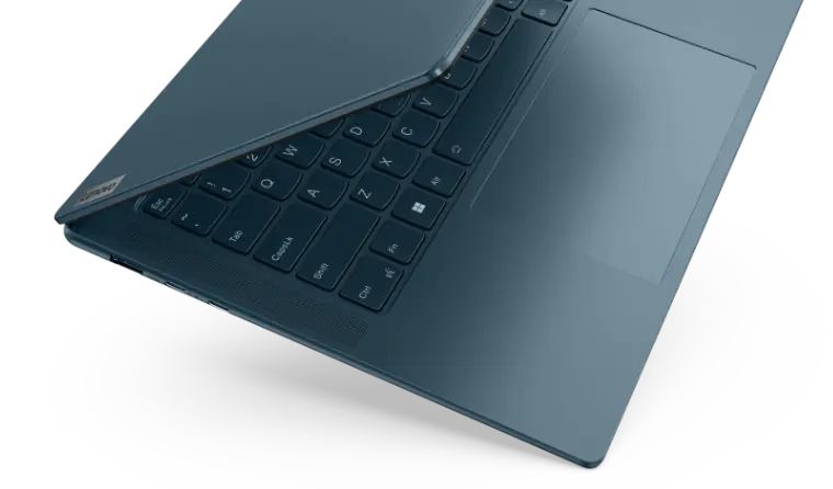 Das Lenovo Yoga Pro 7i Gen 9 (14” Intel) von links oben, teilweise geöffnet