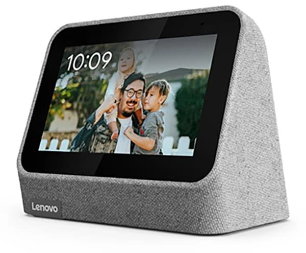 Lenovo Smart Clock Gen 2-3/4 vue avant droite, avec 10:09 sur une photo de famille d’un adulte avec deux enfants montrant l’écran