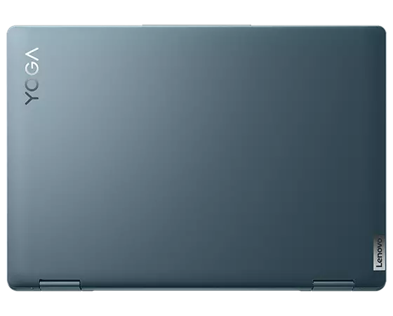 Vue du boîtier supérieur du Lenovo Yoga 7i Gen 7 (14 » Intel) 2-en-1, fermé, montrant les logos Lenovo + Yoga