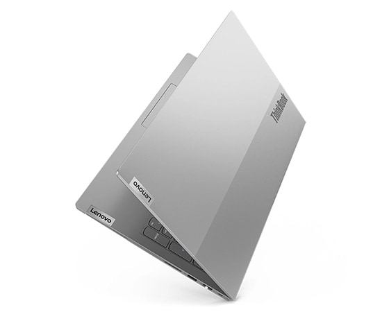 Vue arrière droite en angle du portable Lenovo ThinkBook 15 Gen 4 (Intel), partiellement ouvert, montrant le couvercle et une partie du clavier