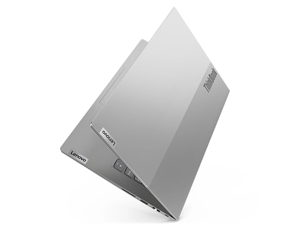 Vue arrière à angle droit de l’ordinateur portable Lenovo ThinkBook 14 Gen 4 (Intel), partiellement ouvert, montrant le capot et une partie du clavier