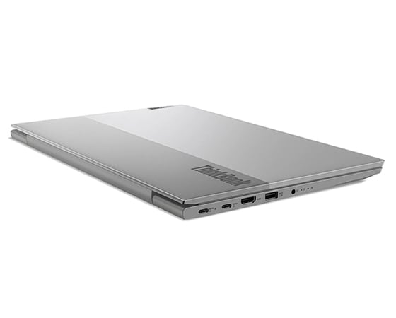 Vista posterior del lateral izquierdo del portátil Lenovo ThinkBook 14 de 4.ª generación [35,56 cm (14"), AMD] visible tres cuartos y con la tapa cerrada