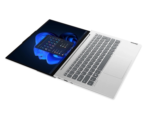 Den bärbara datorn Lenovo ThinkBook 13s Gen 4 i färgen Cloud Grey visad ovanifrån, öppnad i 180 grader och vinklad så att portarna på vänster sida visas.
