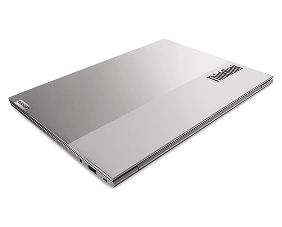 Capot bicolore fermé en forme de livre du portable Lenovo ThinkBook 13s Gen 4, coloris Cloud Grey, incliné pour montrer le coin avant gauche avec les ports latéraux.