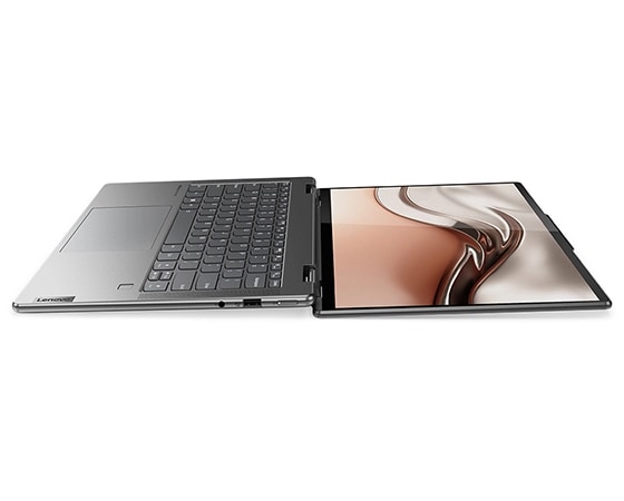 Yoga 7 Gen 7 Notebook, um 180 Grad flach geöffnet, mit Blick auf Display und Tastatur