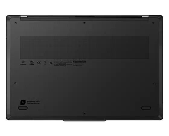 Den bærbare Lenovo ThinkPad Z16 sett fra undersiden.