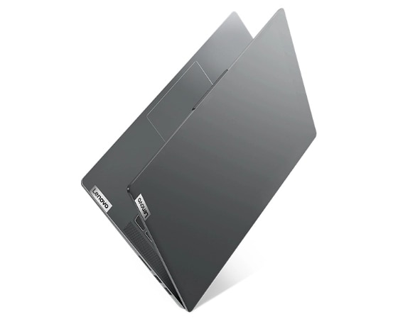 Lenovo IdeaPad 5 Gen 7 Notebook in Storm Grey, um 15 Grad geöffnet, auf der hinteren linken Ecke balancierend.