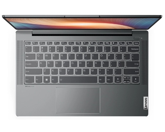 Bovenaanzicht van de Stone Grey Lenovo IdeaPad 5 Gen 7-laptop, 90 graden opengeklapt met het toetsenbord