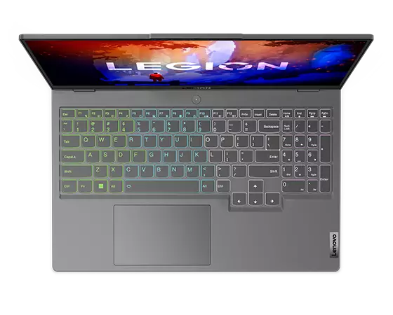 Legion 5 Gen 7 (15″ AMD), bovenaanzicht, Windows 11 op het scherm en RGB-toetsenbordverlichting ingeschakeld