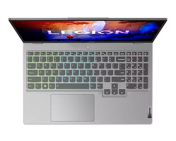 Legion 5 Gen 7 (15" AMD) ovanifrån med RGB-belysningen på tangentbordet tänd