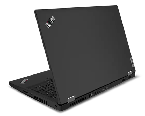 Rückseite des Lenovo ThinkPad P15 Gen 2 Notebooks in Black, um 70 Grad geöffnet, mit Blick auf den Gehäusedeckel, das ThinkPad Logo sowie die Anschlüsse hinten und rechts.