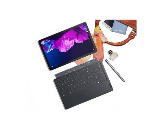 Vue du dessus de la tablette Lenovo Tab P11, gris ardoise, avec clavier et stylet détachés