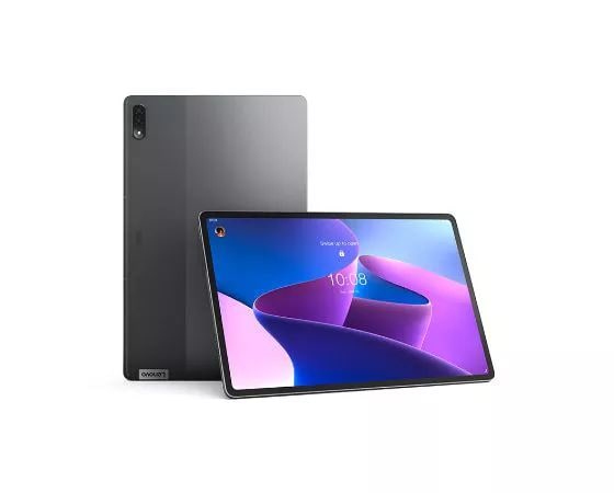 To Lenovo Tab P12 Pro-nettbrett rygg mot rygg, den ene vendt mot kameraet og litt på skrå.