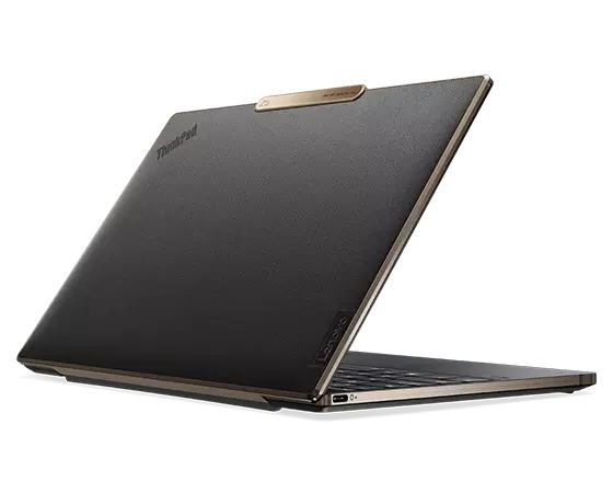 Lenovo ThinkPad Z13 Notebook, Ansicht von hinten mit dem Gehäusedeckel in Bronze mit veganem Leder aus recyceltem PET in Black im Mittelpunkt.