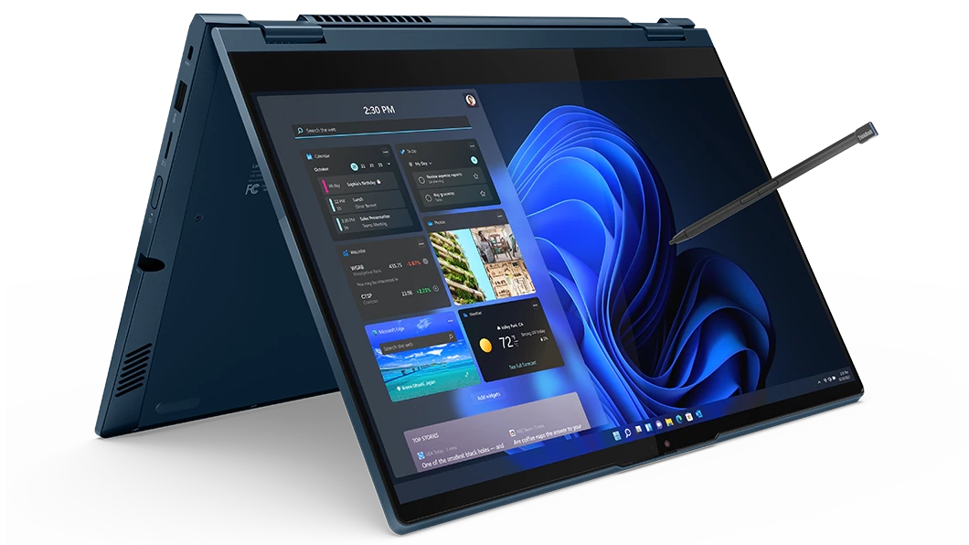 Le portable 2-en-1 ThinkBook 14s Yoga Gen 2 Abyss Blue en mode tente avec le stylet intelligent inclus flottant devant l’écran tactile comme s’il était utilisé.