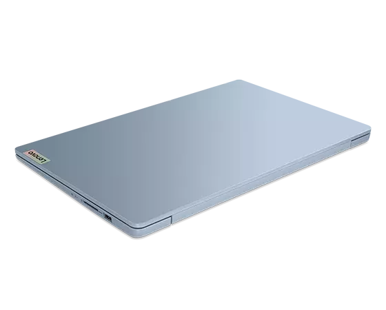 Toppdekselet til den bærbare PC-en Lenovo IdeaPad Slim 3i Gen 8 i Frost Blue.