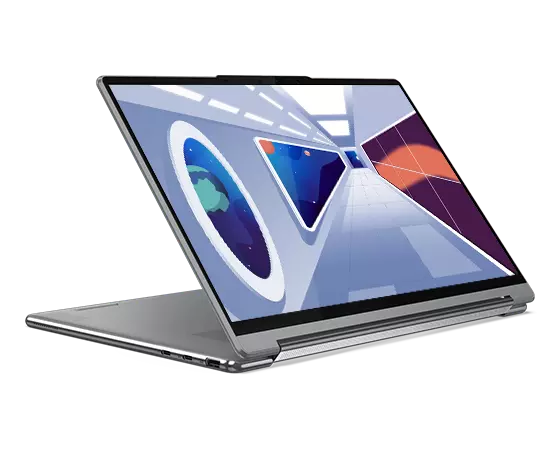 Linkeraanzicht van de Yoga 9i Gen 8 2-in-1-laptop, Storm Grey, geopend in presentatiestand, scherm met gang in ruimteschip in animatiestijl