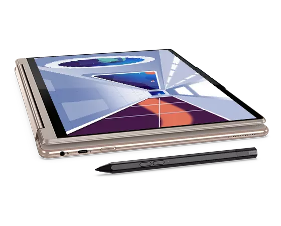 Linkeraanzicht van de Yoga 9i Gen 8 2-in-1-laptop, Oatmeal, geopend in tabletstand, scherm met gang in ruimteschip in animatiestijl en een Lenovo Precision Pen 2 (inbegrepen)