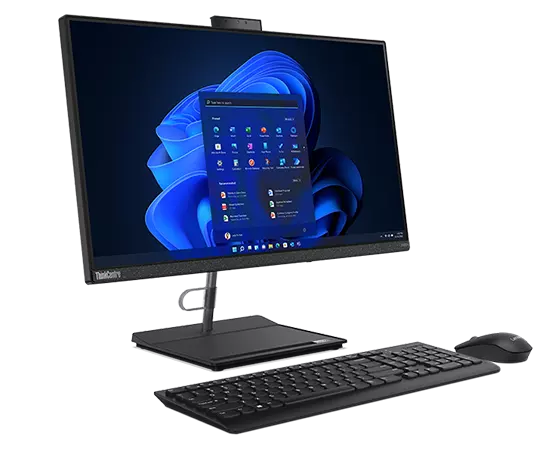 Ein ThinkCentre Neo 30a Gen 4 (24" Intel) All-in-One-Business-PC, Ansicht auf Augenhöhe von vorne links mit Blick auf Tastatur und Maus (im Lieferumfang enthalten) sowie die Pop-up-Webcam.